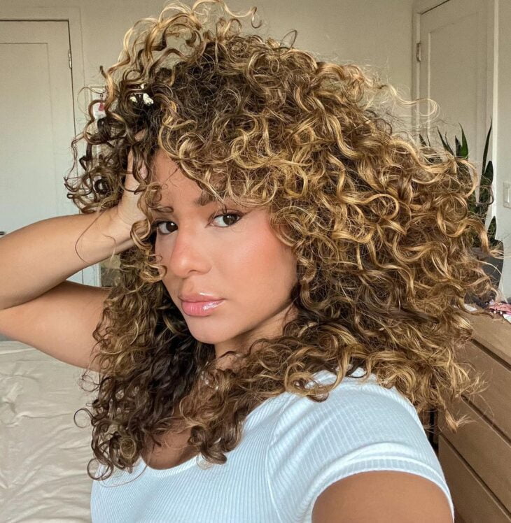 Morena Iluminada Cacheada
