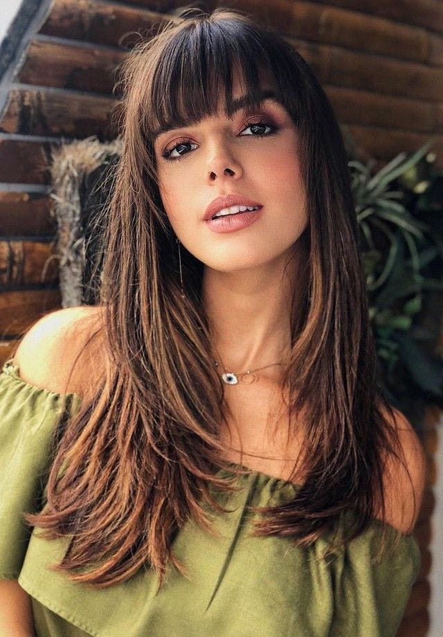 Famosa Atriz Influencer Corte de Cabelo Longo